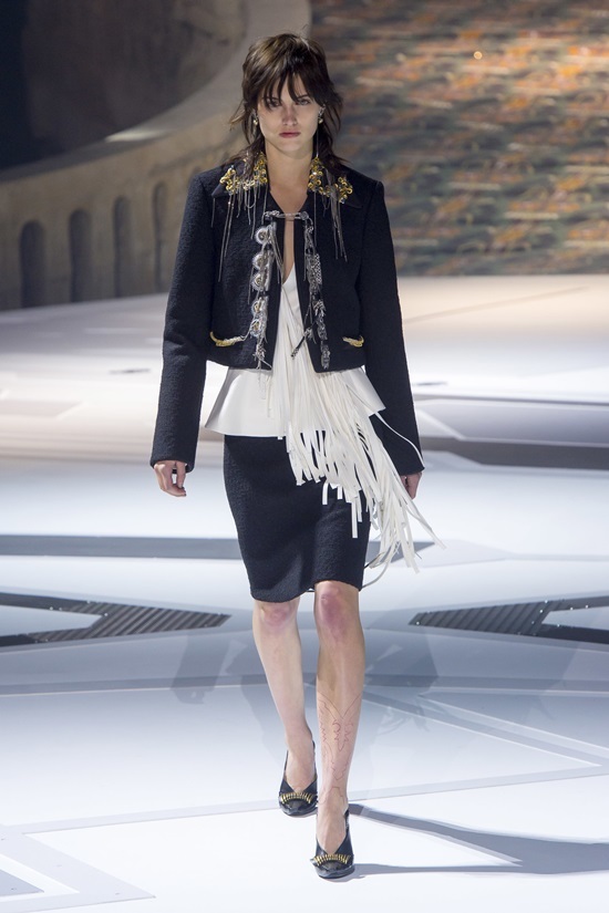 Louis Vuitton biến sân bảo tàng Louvre thành bãi đáp tàu vũ trụ